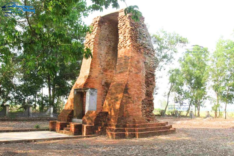 Tháp cổ Vĩnh Hưng